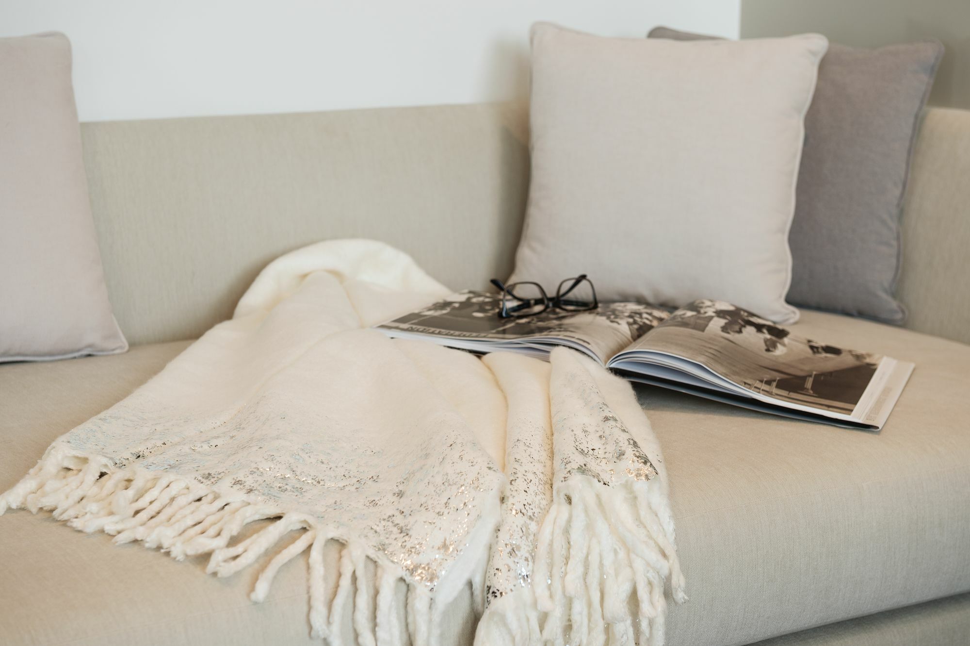 La Ville Hotel & Suites City Walk Dubai, Autograph Collection Exteriér fotografie A throw on a sofa